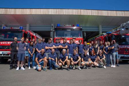 Gruppenfoto mit allen Auszubildenden und Ausbildern bei der Feuerwehr Illertissen