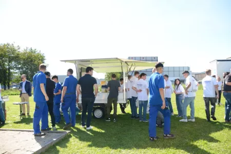 Azubi Begrüßung und gemeinsames feiern